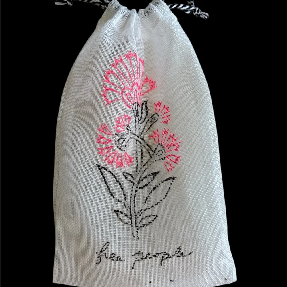 ❤️Free People White and Pink Floral Gift Bag